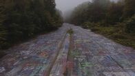 Lost Places – Die leeren Straßen von Centralia in Pennsylvania dienen heute nur noch als Flächen für Graffiti-Botschaften. Grund für die Unbewohnbarkeit der einstigen Musterstadt: Seit Jahrzehnten brennt der Kohleflöz unter dem Stadtgebiet.