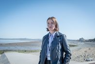 The Bay – Komissarin DS Karen Hobson (Erin Shanagher) unterstützt die Ermittlungen tatkräftig. Zusammen gehen die Beamtinnen dem überraschenden Tod eines jungen Boxers auf den Grund.