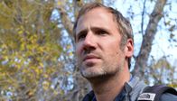 Das Yellowstone Rätsel – Einst zog eine stolze Hirschherde, mit mehr als 19.000 Tieren, durch den nördlichen Bereich des großen Yellowstone-Ökosystems. Heute sind es nur noch 4.000. Jahrelang war das Verschwinden der Hirsche ein ungelöstes Rätsel. Zunächst verdächtigte man die vor zwanzig Jahren wiederangesiedelten Wölfe. Stimmen wurden laut, die Wölfe wieder zu jagen und abermals auszurotten. Der Wissenschaftler Arthur Middleton (Foto) sollte der Sache auf den Grund gehen. Mehr als drei Jahre studierte er das Verhalten der Hirsche und die Interaktionen zwischen Hirsch und Wolf.