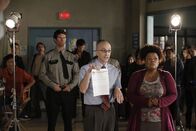 Community – Während Studienleiter Pelton (Jim Rash, vorne l.) mal wieder gegen alles und jeden kämpft, kommt Shirley (Yvette Nicole Brown, vorne r.) auf die Idee, einen religiös motivierten Film zu drehen ...
