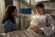 Der Bergdoktor – Luisa Wagner (Hannah Gharib) steht Vinzent Neumüller (Tom Böttcher) nach seiner Diagnose bei.