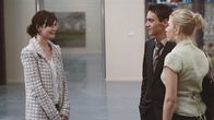 Match Point – Heikle Begegnung: Chris (Jonathan Rhys Meyers) mit seiner Verlobten Chloe (Emily Mortimer, li.) und Nola (Scarlett Johansson).