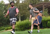 Ghosted – Leroy (Craig Robinson, l.) und Max (Adam Scott, r.) müssen in einem Country Club ermitteln, nachdem ein Angestellter des Clubs angeblich innerhalb kürzester Zeit um Jahrzehnte gealtert ist ...