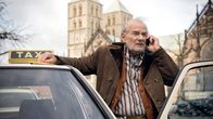 Tatort – Herbert Thiel (Claus D. Clausnitzer) soll seinem Sohn, Kommissar Frank Thiel, ein Päckchen überbringen.