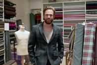 GEO Reportage – Mark Hogarth ist Chefdesigner von „Harris Tweed Hebrides“. Er weiß: Designer wie Manolo Blahnik schätzen die Qualität des Stoffes.