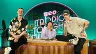 Neo Tropic Tonight – In der Sendung "Neo Tropic Tonight" sind David Martin (l.) und Niklas van Lipzig (r.) zu Gast bei Aurel Mertz (M.).