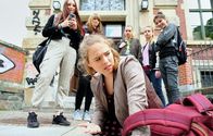 In aller Freundschaft – Lisa (Ella Schroth, vorn) hat am Morgen eine Mitschülerin vor den Garstigkeiten einer Mädchengruppe (Komparsinnen) gerettet. Als sie die Schule verlassen will, ist sie selbst das Ziel. Die Anführerin Emma Brückner (Vivien Sczesny, hinten re.) provoziert nun Lisa und wird handgreiflich.