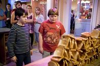 Gregs Tagebuch 2: Gibt's Probleme? – Niemand soll erfahren, was Greg (Zachary Gordon, l.) im Sommer peinliches passiert ist. Sein bester Kumpel Rowley (Robert Capron, r.) und er haben alle Hände voll zu tun, das Erlebnis geheim zu halten. Nur blöd, dass Gregs älterer Bruder seinen Tagebucheintrag darüber kennt ...