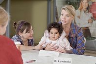 Danni Lowinski – Frau Kolberg (Ulrike Bliefert, l.), die Leiterin eines Waisenhauses, sucht Hilfe bei Danni (Annette Frier, r.), da die kleine Momo (Angi Peters, 2.v.r.) nach Somalia zu den Großeltern abgeschoben werden soll. Gemeinsam mit Bea (Nadja Becker, 2.v.l.) versuchen sie alles, dass die Kleine in Deutschland bleiben darf ...