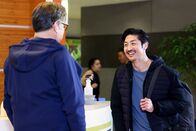 Chicago Med – Freudige Rückkehr, v.li.: Oliver Platt als Dr. Daniel Charles, Brian Tee als Dr. Ethan Choi