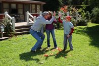The Middle – Mike (Neil Flynn, l.) und Frankie (Patricia Heaton, M.) müssen mit den Konsequenzen leben, als Frankie ihrem Sohn ihre Meinung über April offenbart. Unterdessen erlernt Brick (Atticus Shaffer, r.) einen neuen Trick, der ihm gleich eine Runde Nachsitzen einbrockt ...