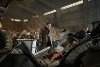 Mayday - Alarm im Cockpit – REENACTMENT - Ein niederländischer Flugunfallermittler (gespielt von Todd Campbell) sucht inmitten eines Trümmerberges nach Hinweisen, nachdem El Al Flug 1862 in ein Wohnhaus in einem Vorort von Amsterdam gestürzt ist. (Cineflix International Media/Ian Watson)