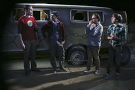 The Big Bang Theory – Auf dem Weg nach Mexiko, um den Junggesellenabschied von Leonard (Johnny Galecki, 2.v.r.) zu feiern, platzt ein Reifen und Sheldon (Jim Parsons, l.), Raj (Kunal Nayyae, 2.v.l.) und Howard (Simon Helberg, r.) müssen ihr theoretisches wissenschaftliches Wissen in der Praxis anwenden ...