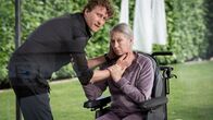 Tatort – Thomas Theissen (Ronny Miersch, l) kümmert sich um seine Mutter. Beate Theissen (Heidi Ecks, r) ist seit einem Verkehrsunfall auf den Rollstuhl angewiesen.