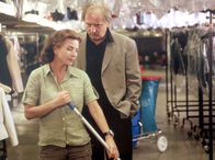 Herz oder Knete – Der Textilunternehmer Carl Morus (Günther Maria Halmer) hat sich in die patente Putzfrau Adele Weiß (Gudrun Landgrebe) verliebt.