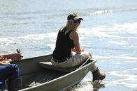 Die Pythonjäger - Einsatz in den Everglades – Brittany Borges auf dem Boot