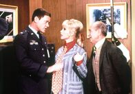 Bezaubernde Jeannie – Larry Hagman (Anthony "Tony" Nelson), Barbara Eden (Jeannie).