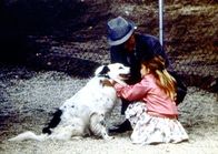 Ein Engel auf Erden – Jenny (Elizabeth Harnois, r.) und ihr Großvater (William Schallert, l.) sind glücklich, den davongelaufenen Jake nach über einem Monat im Tierheim ausfindig gemacht zu haben.
