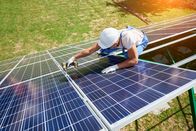 SRF Highlight 2022 – Innovative Sonnenkollektoren, die von einem professionellen Monteur installiert werden.