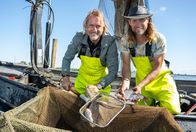 Lecker an Bord – Frank Buchholz (l.) ist zu Gast in Heeg. Er besucht Fischer Freerk Visserman (r.), dessen Familie bereits seit neun Generationen mit Aalen handelt.