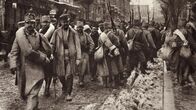 Der Preis des Krieges – Soldaten ziehen in den Krieg. Mit dem Ersten Weltkrieg beginnt das Zeitalter der industriell geführten Massenkriege.