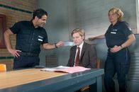 Notruf Hafenkante – Tarik (Serhat Cokgezen, l.) und Claudia (Janette Rauch, r.) vermuten, dass Maik Bärmann (Kai Ivo Baulitz, M.) hinter dem Verschwinden von Jasmin steckt.