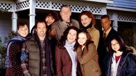 Gilmore Girls – v.li.: vorne: Sookie St. James (Melissa McCarthy), Luke Danes (Scott Patterson), Lorelai Gilmore (Lauren Graham), Rory Gilmore (Alexis Bledel), Lane Kim (Keiko Agena), hinten: Miss Patty (Liz Torres), Richard Gilmore (Edward Herrmann), Emily Gilmore (Kelly Bishop), Michel Gerard (Yanic Truesdale).