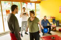 SOKO Stuttgart – Hat eine von Bertram Fuchs' (Till Wonka, 2.v.l.) Desensibilisierungen mit seinen Gruppenmitgliedern (Komparse, l.) dazu geführt, dass Helga (Manon Straché, 2.v.r.) oder Hans Pauli (Arved Birnbaum, r.) austickten und das Opfer töteten?