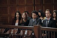 How I Met Your Mother – Denken über die Momente nach, in denen sie selbst mit dem Gesetz in Konflikt geraten sind: Ted (Josh Radnor, vorne 2.v.r.), Barney (Neil Patrick Harris, vorne r.), Lily (Alyson Hannigan, vorne 2.v.l.) und Robin (Cobie Smulders, vorne l.) ...