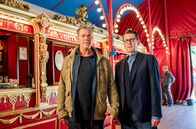 Morden im Norden – Finn (Sven Martinek, l.) und Lars (Ingo Naujoks, r.) stehen im Foyer des Zirkus und sehen sich um. Wer im Zirkus könnte noch ein Motiv für den Mord an Zirkusmitarbeiterin Mascha gehabt haben?
