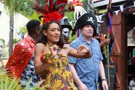 Death in Paradise – Florence Cassell (Joséphine Jobert) und DI Jack Mooney (Ardal O'Hanlon) feiern ausgelassen bei einer Tanzparade. Dabei ahnen sie noch nicht, dass sie gleich zu einem Einsatz gerufen werden.