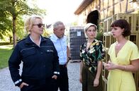 WaPo Bodensee – Paul Schott (Tim Wilde, 2.v.l.) und Nele Fehrenbach (Floriane Daniel, l.) befragen die Schwestern Friderike v. Lubitz (Merle Wasmuth, 2.v.r.) und Jana v. Lubitz (Amelie Plaas-Link, r.) zu deren Verhältnis zu dem toten Erntehelfer. Beide haben ein Alibi: Sie waren zur Todeszeit zusammen im Weinberg.