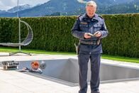 SOKO Kitzbühel – Nachdem ein Immobilienmakler ermordet in seinem Swimmingpool gefunden wurde, sind die Ermittlungen der SOKO nun im Gange. Dafür befinden sich Kroisleitner (Ferry Öllinger) und Dr. Stefanie Löcker (Veronika Polly) am Tatort, um versteckte Hinweise zur Tat zu finden.