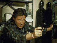 Agentin mit Herz – Lee (Bruce Boxleitner) versucht alles, um die wertvolle Liste zu retten - vergeblich ...