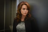Extant – Anna Schaefer (Hilarie Burton) macht Julie darauf aufmerksam, dass Ethan zu einem Problem werden könnte, ohne zu wissen, wie weit der Junge bereits gegangen ist ...