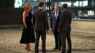 Suits – Harvey (Gabriel Macht 2.v.l.) kämpft darum, dass eine entlassene Kollegin ihren Job zurückbekommt. Hierfür suchen er, Louis (Rick Hoffmann, 2.v.r.), Alex (Dulé Hill, r.) und Donna (Sarah Rafferty, l.) nach einer Lösung.