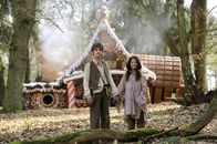 Hänsel und Gretel – Hänsel (Friedrich Heine) und Gretel (Mila Böhning) finden das Knusperhäuschen im Wald.