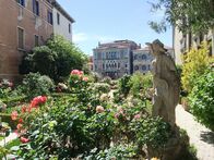 Wildes Venedig – Der Rosengarten des Palazzo Malipiero Barnabo direkt am Canal Grande ist ein verborgenes Paradies inmitten des Trubels.