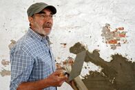 Tierärztin Dr. Mertens – ARD TIERÄRZTIN DR. MERTENS IV. Staffel mit 13 neuen Folgen, Folge 44, "Am Scheideweg"15 Uhr im Ersten. Georg Baumgart (Gunter Schoß) beim Renovieren der alten Tuchfabrik, die einmal Charlottes Galerie beherbergen soll. Haben die beiden Baumgarts sich mit diesem Vorhaben nicht ein wenig übernommen? Schon jetzt ist sicher, dass sie möglichst viel selbst machen müssen, um Geld zu sparen.