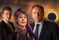 Inspector Barnaby – Sergeant Ben Jones (Jason Hughes, l.) und Inspector Barnaby (Neil Dudgeon, r.) glauben der Wahrsagerin Mags Dormer (Maureen Lipman, M.) nicht, einen Mord voraussehen zu können.