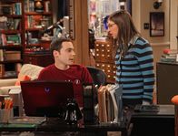 The Big Bang Theory – Amy (Mayim Bialik, r.) versucht, Sheldon (Jim Parsons, l.) davon abzubringen, Dinge immer zwanghaft beenden zu müssen, indem sie viele verschiedene beginnt und ihn keines davon beenden lässt ...