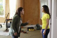Desperate Housewives – Gabrielle (Eva Longoria, r.) lüftet ein Geheimnis, was Claudia Sanchez (Justina Machado, l.) alles andere als recht ist ...