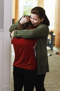 Desperate Housewives – Die Vergangenheit holt sie ein: Claudia (Justina Machado, r.) spendet ihrer Tochter Marisa (Daniela Bobadilla, l.) Trost ...