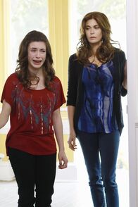 Desperate Housewives – Susan (Teri Hatcher, r.) findet heraus, dass Marisa (Daniela Bobadilla, l.) von ihrem ehemaligen Stiefvater Alejandro missbraucht wurde ...