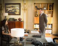 Elementary – Während sich Watson (Lucy Liu, l.) um eine Partnerschaft mit dem FBI bemüht, will Morland (John Noble, r.) seinen Einfluss nutzen, um Sherlock und Joan wieder beim NYPD einsetzen zu lassen ...