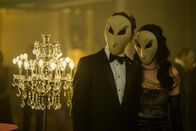 Gotham Knights – Turner Hayes (Oscar Morgan, l.); Duela (Olivia Rose Keegan, r.)