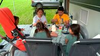 Wir werden Camper! – Familie Karakurt genießt das Abendessen ihres ersten Camping-Trips in den Niederlanden.