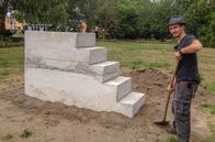 Kunst muss raus – Der Dresdner Künstler Manaf Halbouni hat mit seiner Betonskulptur "Speak free" ein Rednerpodest für die nordrhein-westfälische Kleinstadt Soest geschaffen.