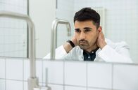 In aller Freundschaft – Dr. Ilay Demir (Tan Caglar) bringt die Begegnung mit seiner Schwester an seine Grenzen.