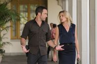 Hawaii Five-0 – Kann Ellie Clayton (Mirrah Foulkes, r.) Steve (Alex O'Loughlin, l.) und seinen Kollegen bei der Aufklärung ihres aktuellen Falles behilflich sein?
